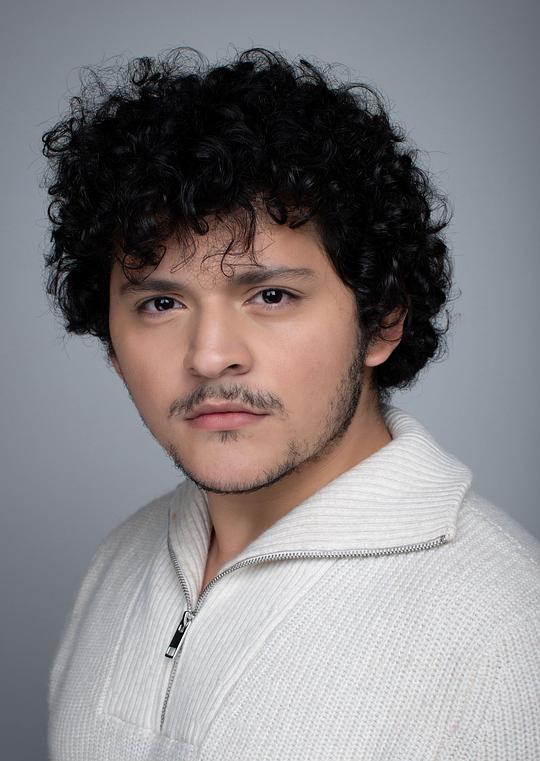 贾纳·比利亚雷亚尔（阿卡蒂奥 饰演）