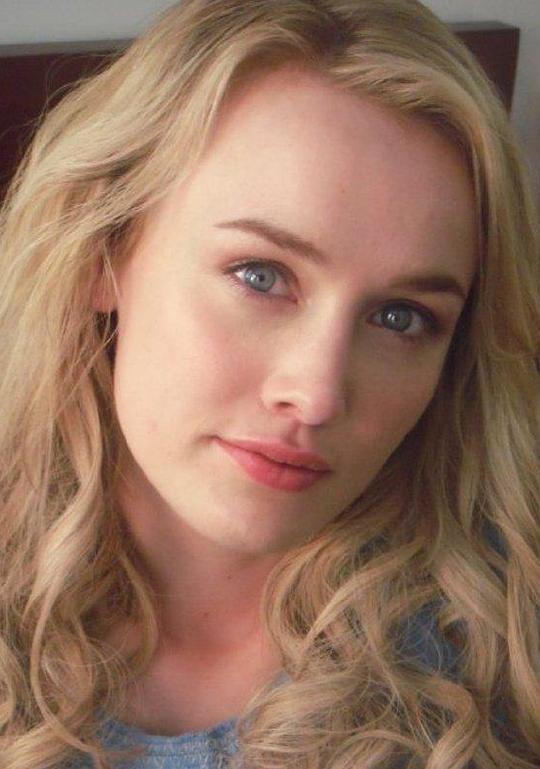 多米妮克·麦克艾丽戈特（Queen Maeve饰演）