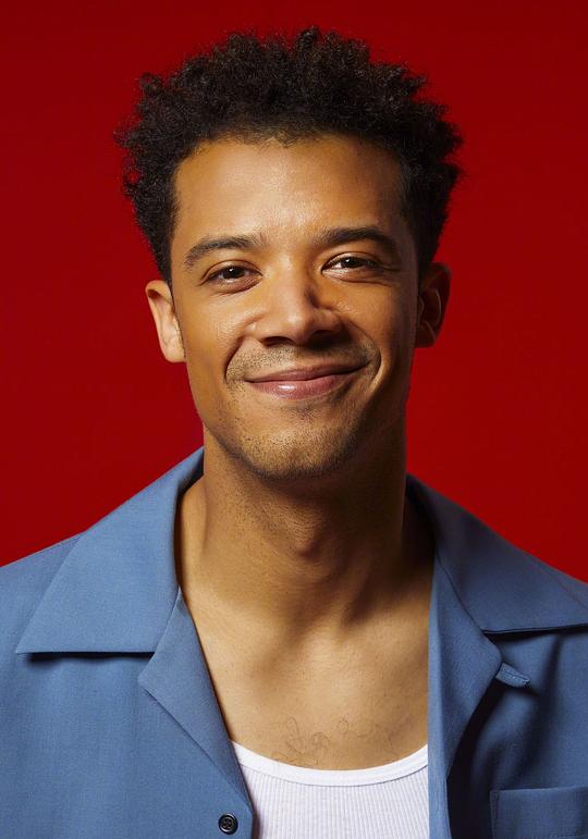 雅各布·安德森（ Louis de Pointe du Lac)饰演）