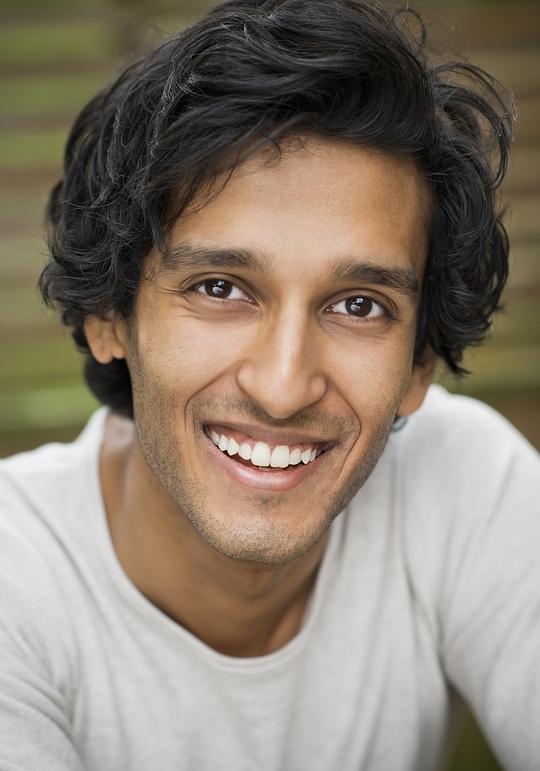 阿萨德·扎曼（Armand饰演）