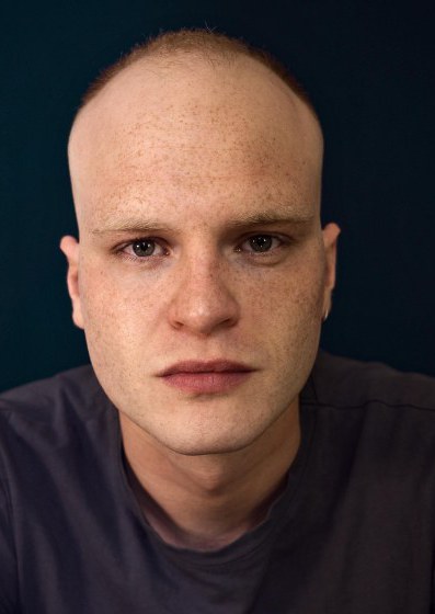 本·霍尔（Damian Richardson饰演）