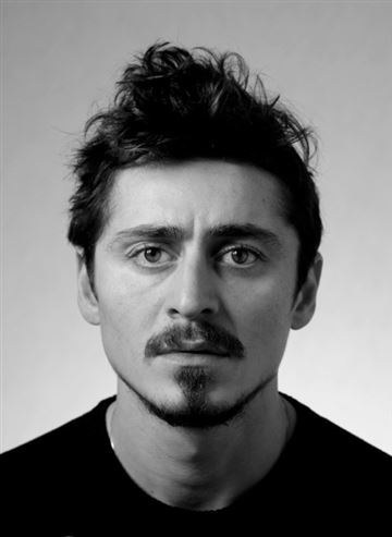 亚力克桑杰·麦沃洛夫（Akram Salim饰演）