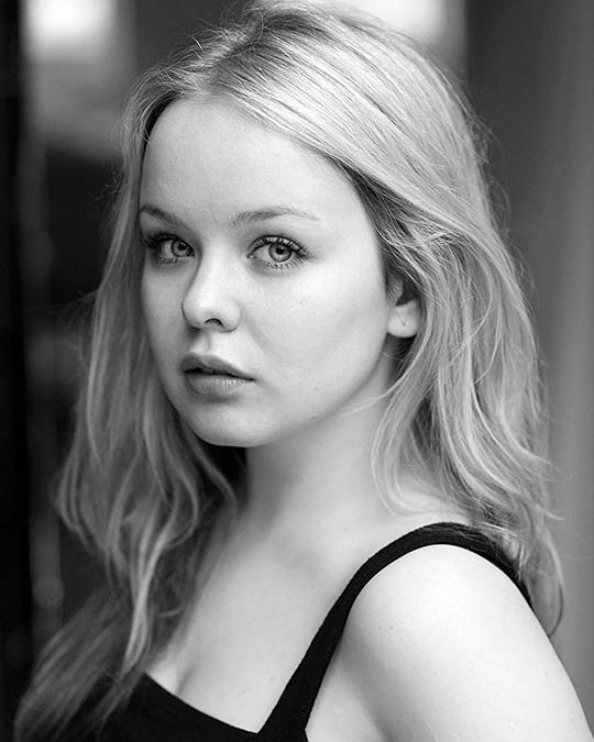 妮可拉·考夫兰（饰演）