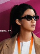 孖八（蔡思贝饰演）