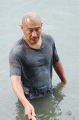 光头刘（石兆琪饰演）