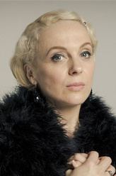 玛丽·摩斯坦（阿曼达·阿宾顿饰演）