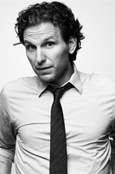 卢卡斯·古德温（塞巴斯蒂安·阿塞勒斯饰演）