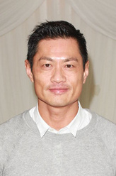 秦森（黄德斌饰演）