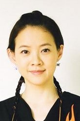 记者会主持人（曾宝仪饰演）
