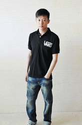 万强（柯伯龙饰演）