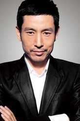 董傲年（成泰燊饰演）