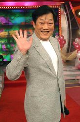 辉叔（倪敏然饰演）