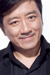 王长根（丁勇岱饰演）