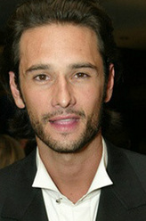 Harlan Bell（罗德里格·桑托罗饰演）