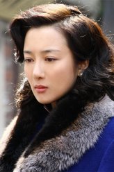 秦文昭（李依晓饰演）