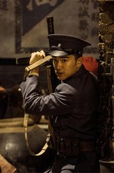 周逸群（李岷城饰演）