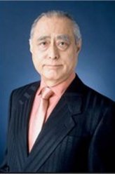 礼堂秀真（津川雅彦饰演）