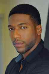 Lt. Carlton Burk（约克·西姆斯饰演）