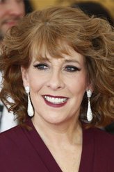 埃希·休斯（菲利斯·洛根饰演）