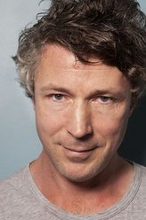 培提尔·拜里席（艾丹·吉伦饰演）