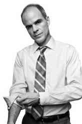 道格拉斯·斯坦普（迈克尔·凯利饰演）