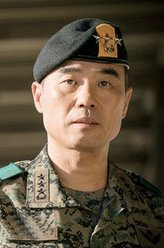 尹总长（姜信日饰演）