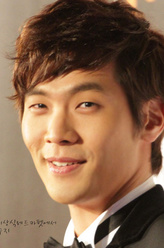 朴奇永（崔丹尼尔饰演）