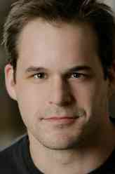 雷·库兹明斯基（凯尔·柏海莫饰演）