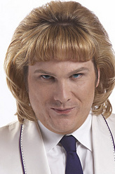 John（马克·伍顿饰演）