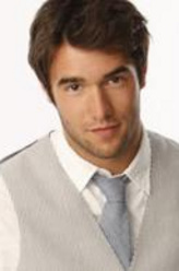 Daniel Grayson（乔舒华·鲍曼饰演）