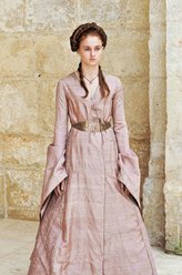 珊莎·史塔克（苏菲·特纳饰演）