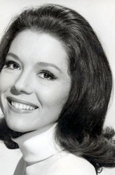 黛安娜·里格（黛安娜·里格饰演）