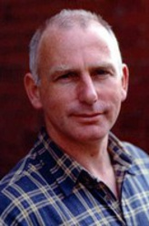 Colum MacKenzie（加里·刘易斯饰演）