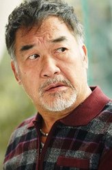 龙哥（梁家仁饰演）