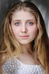 薇奥莱特（碧碧·凯芙饰演）