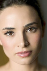 诺拉·玛提尼斯（米娅·梅斯特罗饰演）