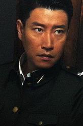 王松山（张鹰饰演）