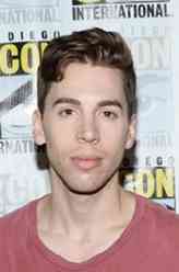 费力克斯（乔丹·加文瑞斯饰演）