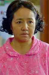 阎桂英（李野萍饰演）