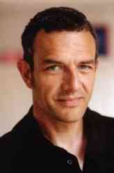 Anton Miroslav（让-伊夫·贝特鲁饰演）