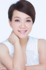 珊珊（陈明饰演）