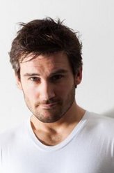 Bryan Mills（克莱夫·斯坦登饰演）