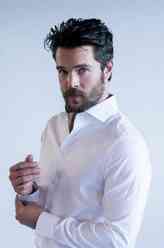 Frank Delfino（查理·韦伯饰演）