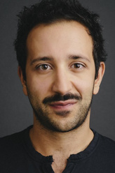 Carlos（戴斯敏·博格斯饰演）