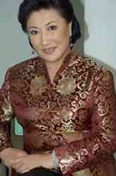 管母（高秀敏饰演）