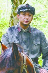 龚楚民（王斑饰演）