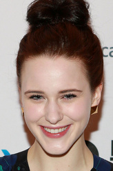 艾比·依沙克（蕾切尔·布罗斯纳安饰演）