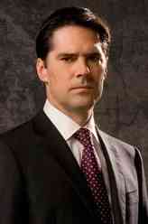 亚伦·霍奇纳（托马斯·吉布森饰演）