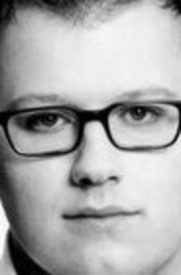 DeBryn医生（詹姆斯·布雷肖饰演）