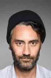 Minister（塔伊加·维迪提饰演）